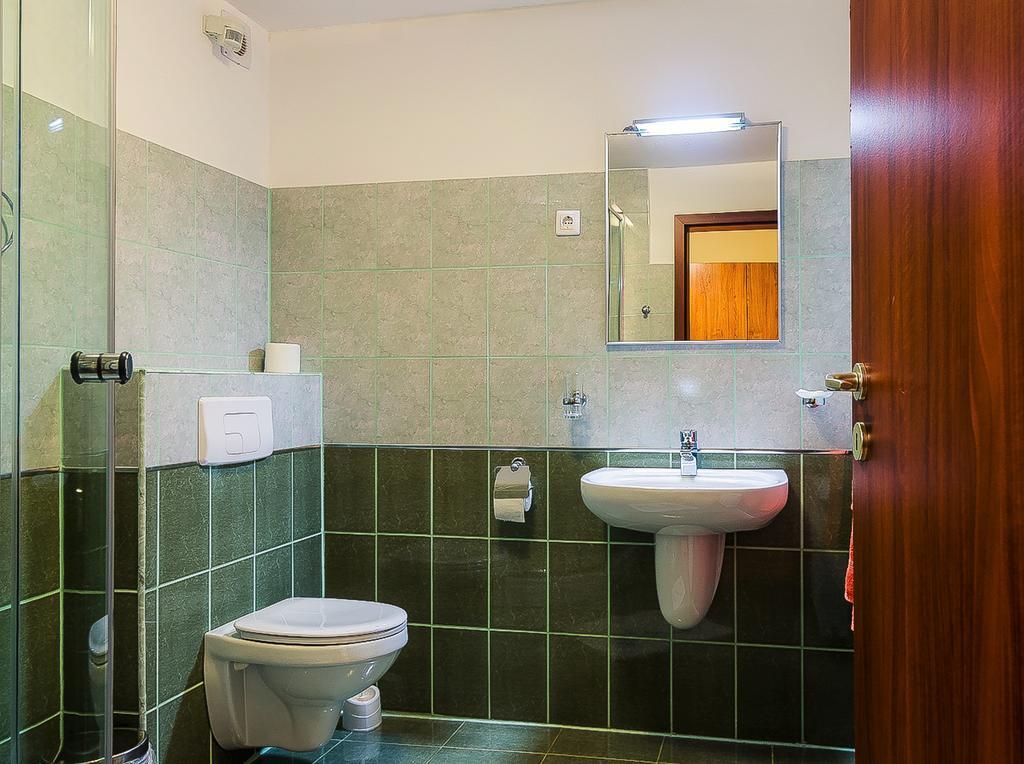 Panorama Pietrei Craiului Hotel Zărneşti Exterior foto